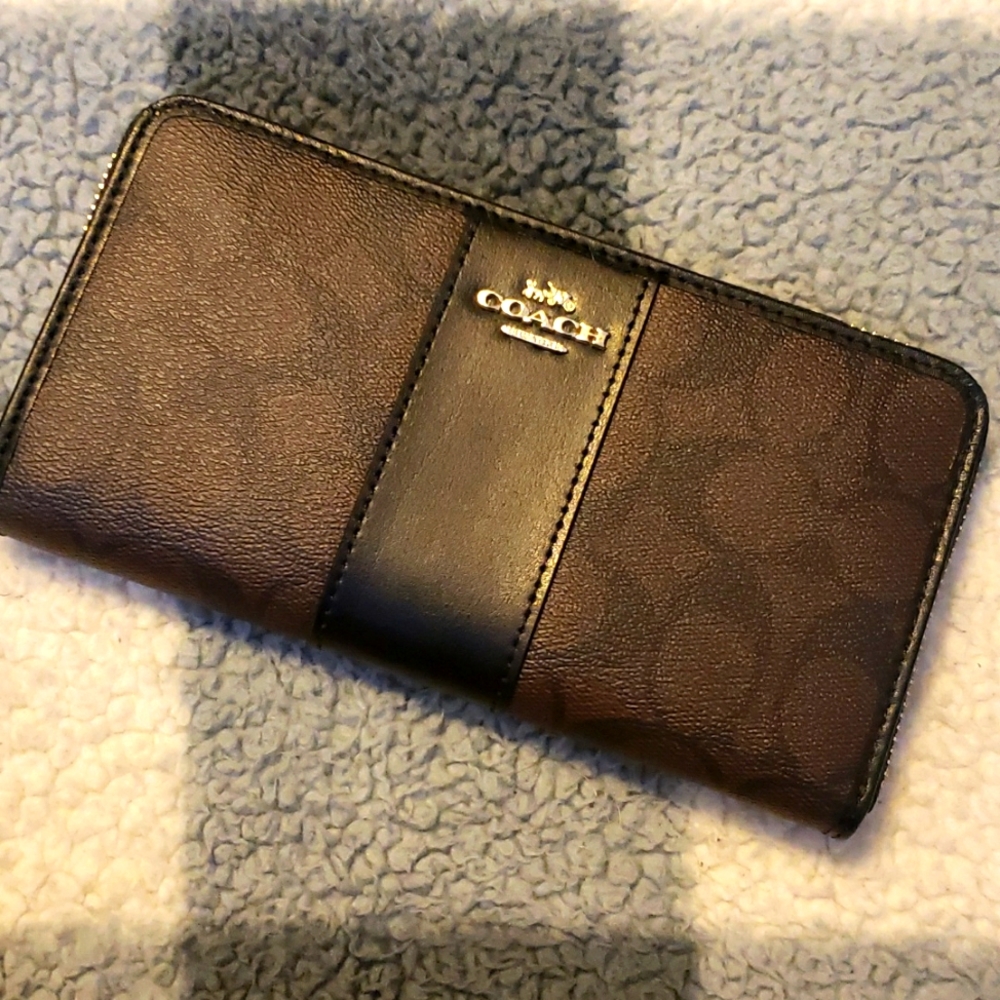 COACH ACCORDION ZIP WALLET IN SIGNATURE CANVAS